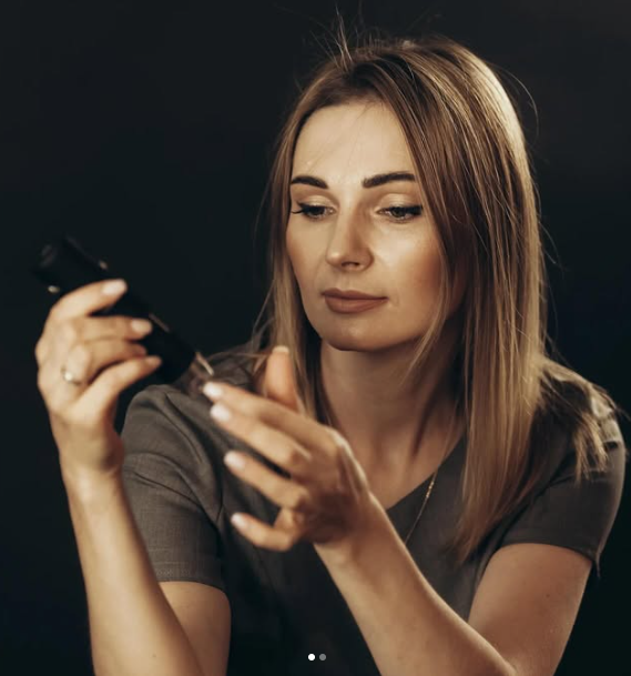 Наталя Рядська працює з продуктами